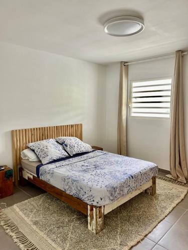 a bedroom with a bed and a window at Appartement Sunrise in Cul de Sac