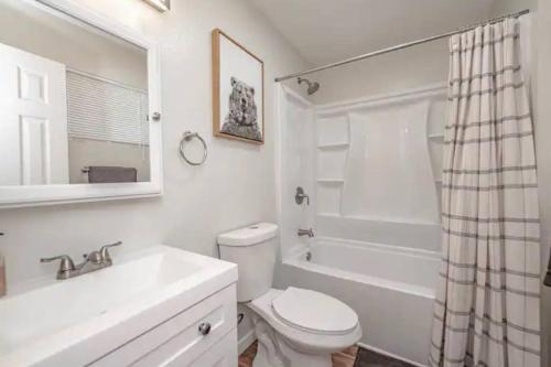 Et badeværelse på Bear Forest Hideaway, 5 Bed's, Indoor Fireplace!