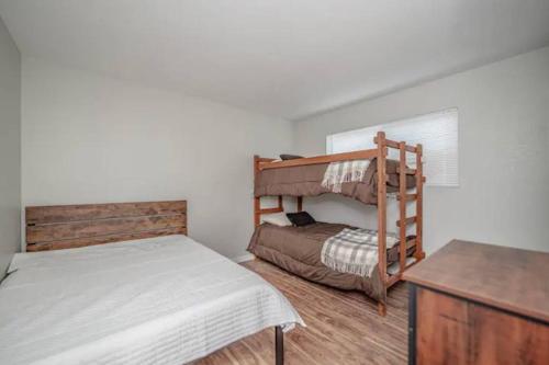 En eller flere senge i et værelse på Bear Forest Hideaway, 5 Bed's, Indoor Fireplace!