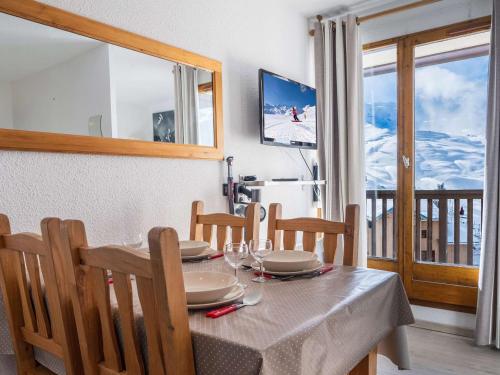 une salle à manger avec une table et des chaises et un balcon dans l'établissement Appartement cosy 4 pers, Val Thorens, proche commerces et pistes - FR-1-637-67, à Val Thorens