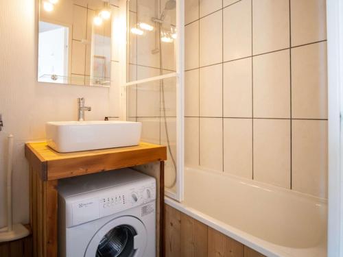 une salle de bain avec un lavabo et une machine à laver dans l'établissement Appartement cosy 4 pers, Val Thorens, proche commerces et pistes - FR-1-637-67, à Val Thorens