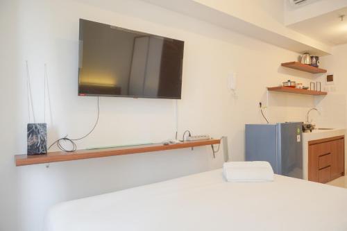 Ένα ή περισσότερα κρεβάτια σε δωμάτιο στο Simply Look Studio Tokyo Riverside PIK 2 Apartment By Travelio