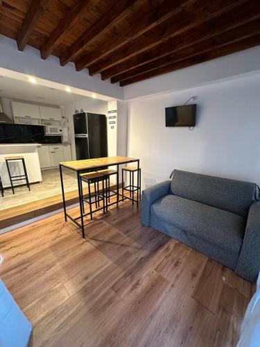 una sala de estar con un sofá y una mesa en Complejo Diolinda, en Mar del Plata