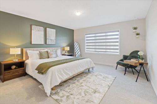 Un dormitorio con una cama, un escritorio y una silla. en NEW- Falls Serenity Sanctuary, en Thorold