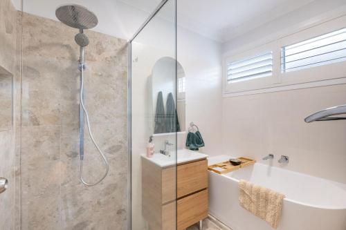 Ένα μπάνιο στο Seaesta at Little Beach, 72 Achilles Street