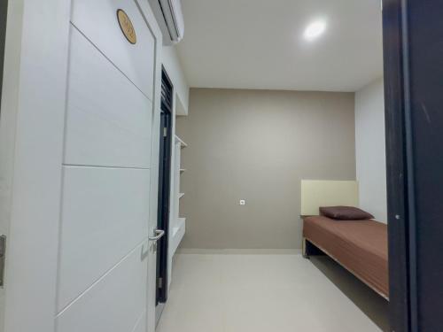 Piccola camera con letto e scala di Beranda Istirahat Meruya a Giacarta