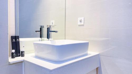 O baie la Brand New and Comfy Studio at Daan Mogot City Apartment By Travelio