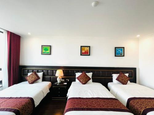 Postel nebo postele na pokoji v ubytování The Vissai Hotel