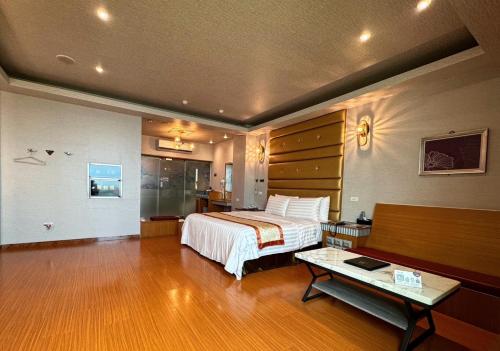 a hotel room with a bed and a table at i Need Motel in Xinfeng