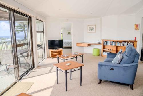 Televiisor ja/või meelelahutuskeskus majutusasutuses Shearwater Scenic Villas