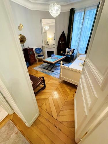 un couloir avec un salon doté d'une table dans l'établissement Élysées Charm, à Paris