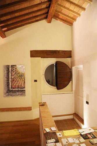 a room with a table and a mirror on the wall at L'Albero Di Gamelì in Chiusi