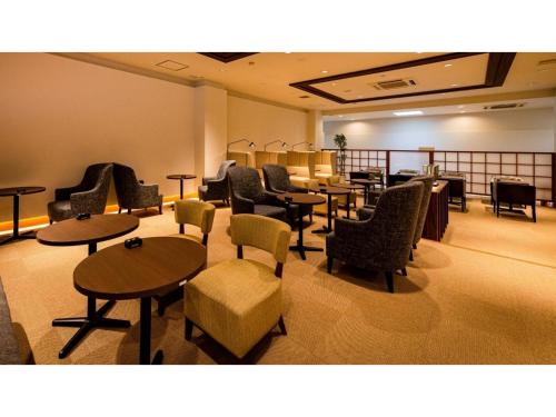 a waiting room with tables and chairs and tablesktop at Kutsurogi no Yado Juraku - Vacation STAY 03506v in Tobe