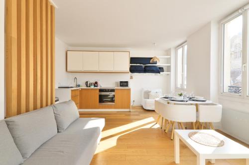 un salon avec un canapé et une table dans l'établissement Studio Quartier Saint Michel Notre Dame Free Netflix, à Paris