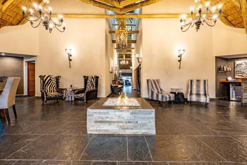 a lobby with a fountain in the middle of a room at Kusudalweni Safari Lodge and Spa in Guernsey Nature Reserve