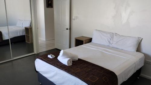 Una cama o camas en una habitación de Tully Motel