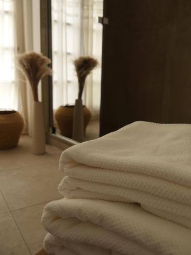 a stack of white towels in a bathroom at Schlosssteiger in Marburg an der Lahn
