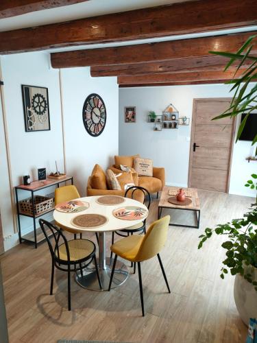 un salon avec une table et des chaises dans l'établissement Le PTit Atelier, Appartement cosy à Champagnole, à Champagnole