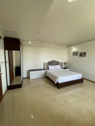 Кровать или кровати в номере Lotus Hotel & Apartment