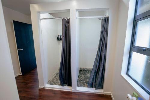 a bathroom with a shower with curtains in a room at Casa Del Caird in Methven