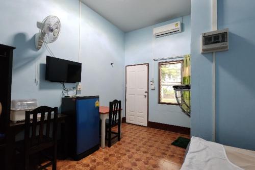 TV a/nebo společenská místnost v ubytování JaiSabai Homestay