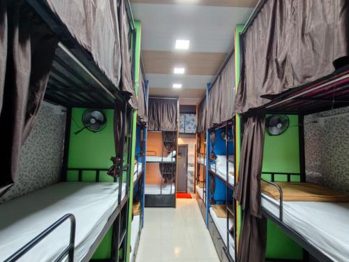 Palanda nebo palandy na pokoji v ubytování Rameshwar Dormitories - Vile Parle Highway