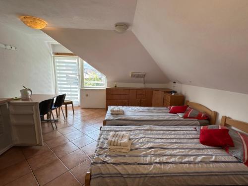 En eller flere senge i et værelse på Rooms Adax with huge Garden, Swimming Pool and BBQ