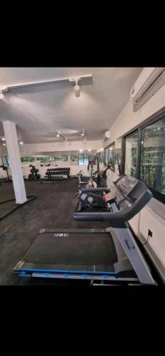 Fitness centrum a/nebo fitness zařízení v ubytování luxe Studio avec jacuzzi