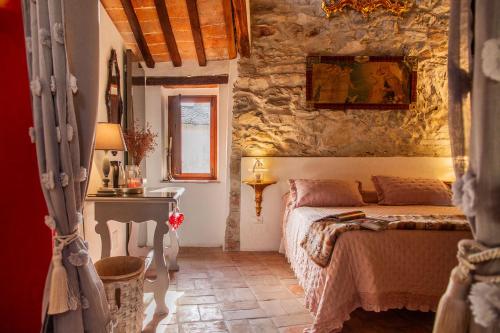 Postel nebo postele na pokoji v ubytování Romantic & Charming appartamento in centro storico Cuore di Toscana