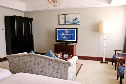 TV a/nebo společenská místnost v ubytování Ramada Plaza Tianlu Hotel