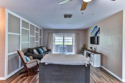 una sala de estar con una cama y un sofá en Amazing NEW Home I Hot Tub I Rainbow Springs I Beach I HCA Hospital, en Dunnellon