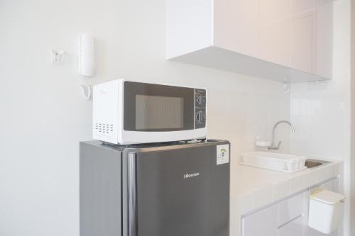 Kuchyň nebo kuchyňský kout v ubytování Tranquil Stay Studio with Sea View at Tokyo Riverside PIK 2 Apartment By Travelio