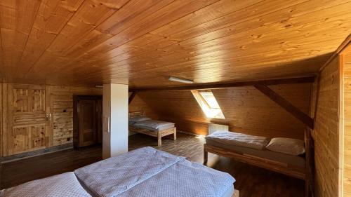 Una cama o camas en una habitación de Chata Dětřichovka
