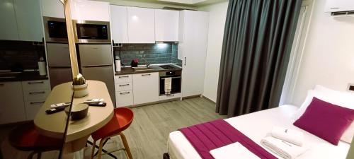Η κουζίνα ή μικρή κουζίνα στο Pyrgiou suites