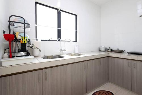 Η κουζίνα ή μικρή κουζίνα στο Bayu Tasik Guest House Pengkalan- free netflix