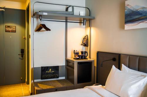 a bedroom with a bed with a bunk bedutenewayangering at Sleeping Lion Suites in Kuala Lumpur