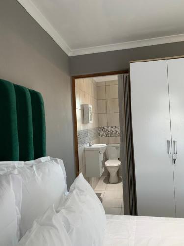 Vannituba majutusasutuses Normans in St Georges strand beach