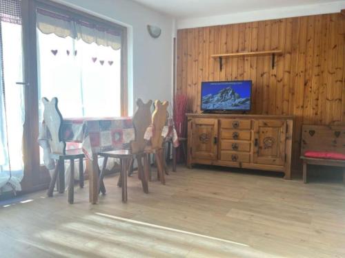 TV a/nebo společenská místnost v ubytování Casa Camos Cervinia