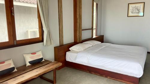 Postel nebo postele na pokoji v ubytování Laemsui Beach แหลมซุย บีช