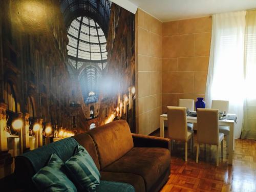 sala de estar con sofá y mesa en Apartments Velasca, en Milán