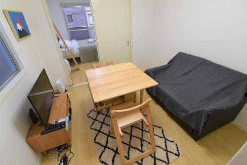 a small room with a desk and a bed at QUAYSIDE SAKURAGICHO 201 in Hiranumachō