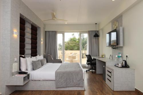 Giường trong phòng chung tại Aananda Imperial