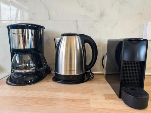 a coffee maker and a blender on a counter at Appartement T2 La Colombe vue mer et montagne in Albion