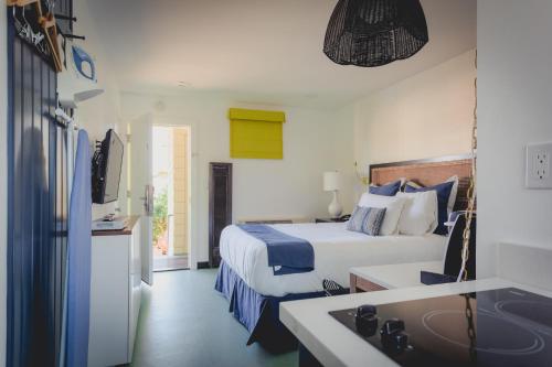 una camera d'albergo con letto e cucina di Mylo Hotel a Daly City