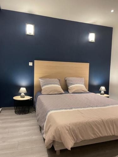 une chambre avec un grand lit et deux lampes dans l'établissement Appartement cité gastronomique, à Dijon