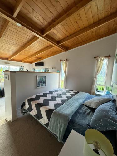 Llit o llits en una habitació de Tree Top Cabin树上小木屋Bay of islands, Paihia
