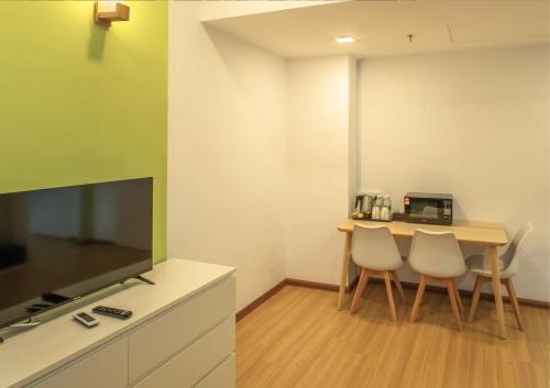 a small kitchen with a table and two chairs at Kingston Hotel 13 - Penang Hills formerly known as Deview Hotel in Ayer Itam