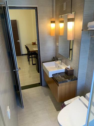 a bathroom with a sink and a toilet at 好客來-正市區電梯別墅步行東大夜市3分鐘公正包子1分鐘 in Hualien City