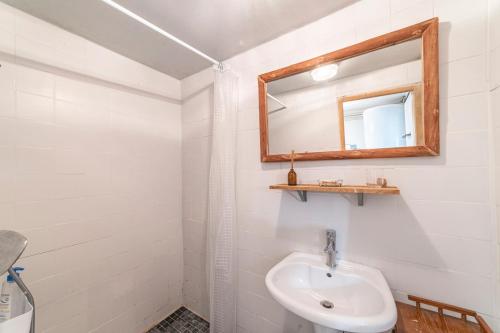 un bagno con lavandino e specchio di La Maison de Freda - Maison avec vue montagne a Beauregard