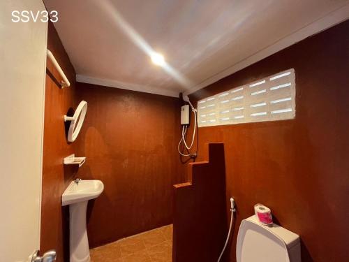 A bathroom at Phi Phi Cozy Seafront Resort